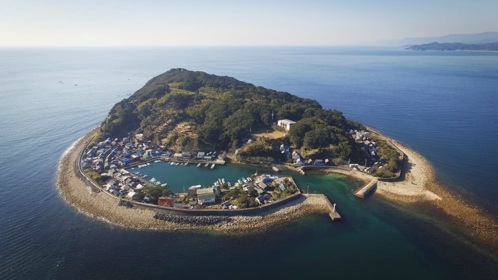 徳島県南下の沖合に浮かぶ「出羽島」を空撮してきました